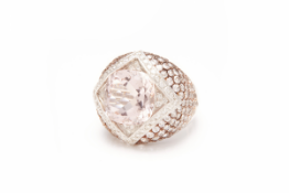 A MORGANITE AND DIAMOND RING