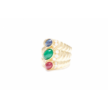 AN 18K GOLD, EMERALD, RUBY AND SAPPHIRE RING
