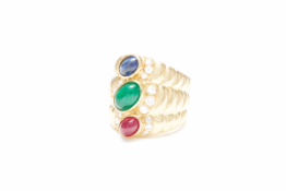 AN 18K GOLD, EMERALD, RUBY AND SAPPHIRE RING
