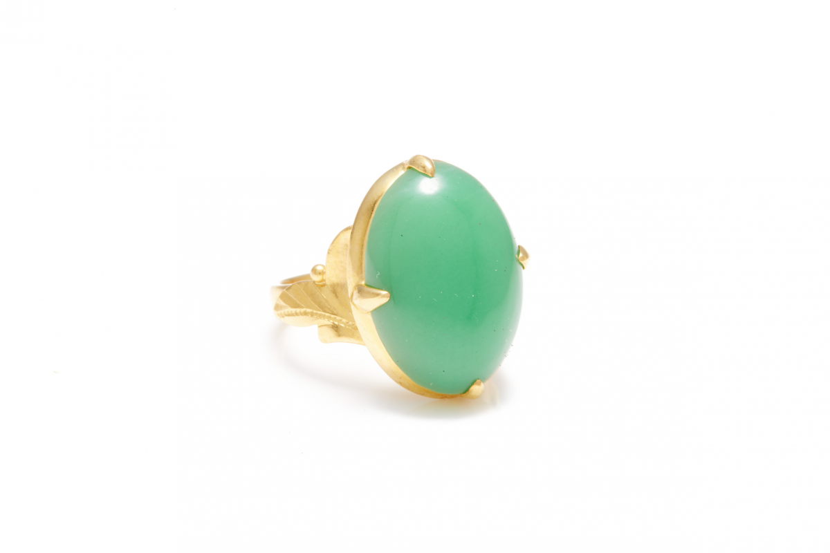 A VINTAGE 18K GOLD AND JADE RING