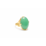 A VINTAGE 18K GOLD AND JADE RING