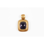 AN 18K GOLD AND TANZANITE PENDANT