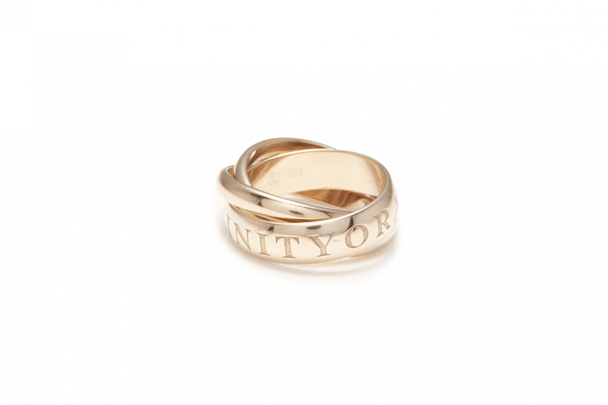 CARTIER - A LIMITED EDITION 18K 'OR AMOUR ET TRINITY' RING - Image 2 of 4