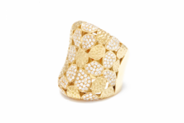 A DIAMOND AND GOLD RING