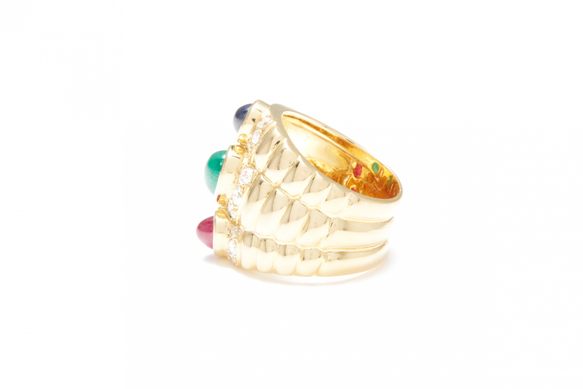 AN 18K GOLD, EMERALD, RUBY AND SAPPHIRE RING - Image 3 of 3