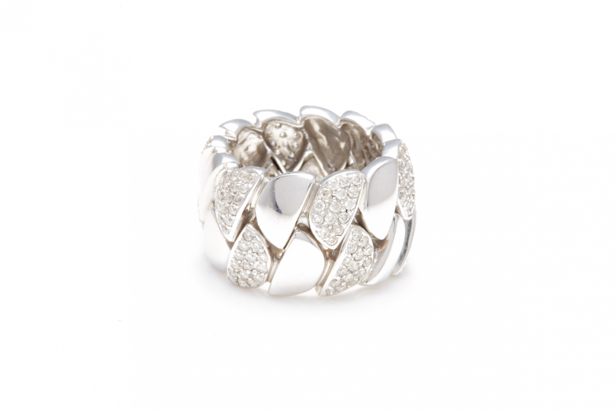 AN 18K WHITE GOLD AND DIAMOND WIDE BAND RING
