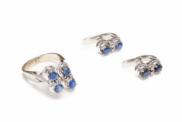 AN 18K GOLD, SAPPHIRE AND DIAMOND RING AND EARRINGS