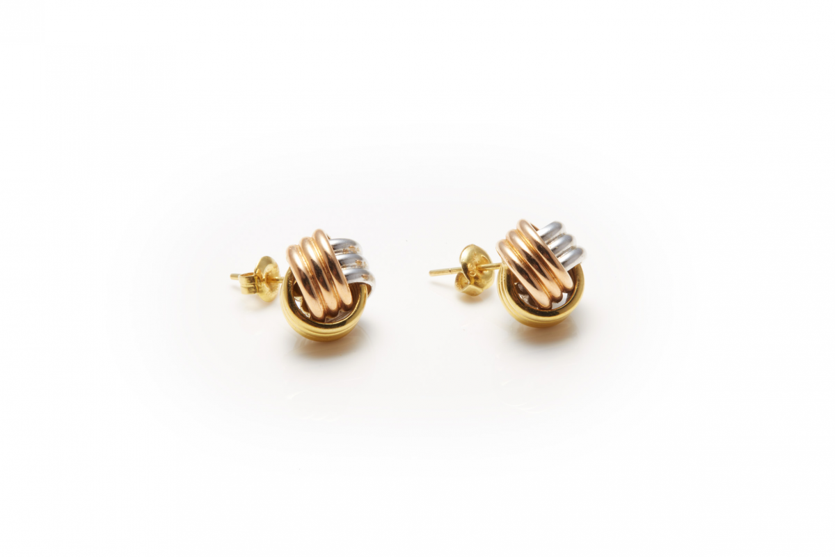 A PAIR OF 18K THREE-COLOURED GOLD KNOT EARRINGS - Image 2 of 2