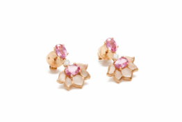 A PAIR OF DIAMOND AND PINK SAPPHIRE 18K GOLD EARRINGS