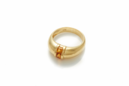 AN 18K GOLD AND CITRINE RING