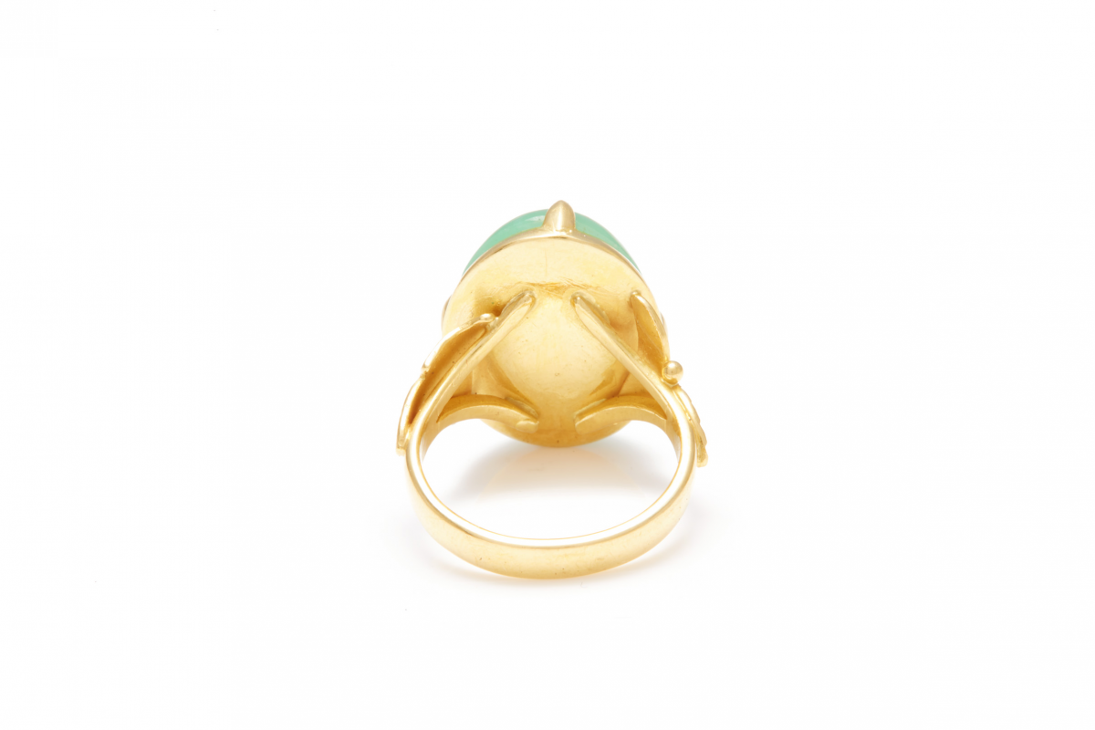 A VINTAGE 18K GOLD AND JADE RING - Image 3 of 4