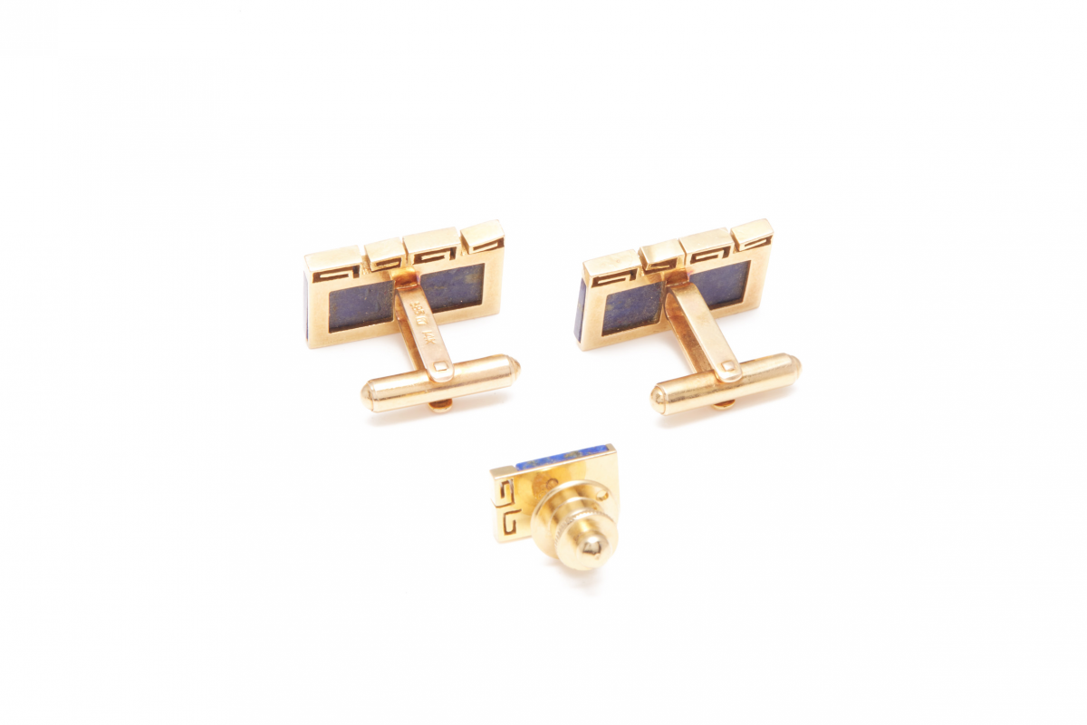 A PAIR OF 14K GOLD AND LAPIS LAZULI CUFFLINKS AND A TIE PIN - Image 2 of 2