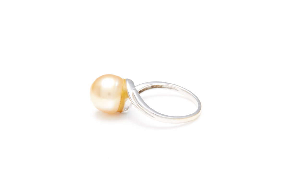 AN 18K WHITE GOLD AND GOLDEN PEARL DRESS RING - Image 4 of 4