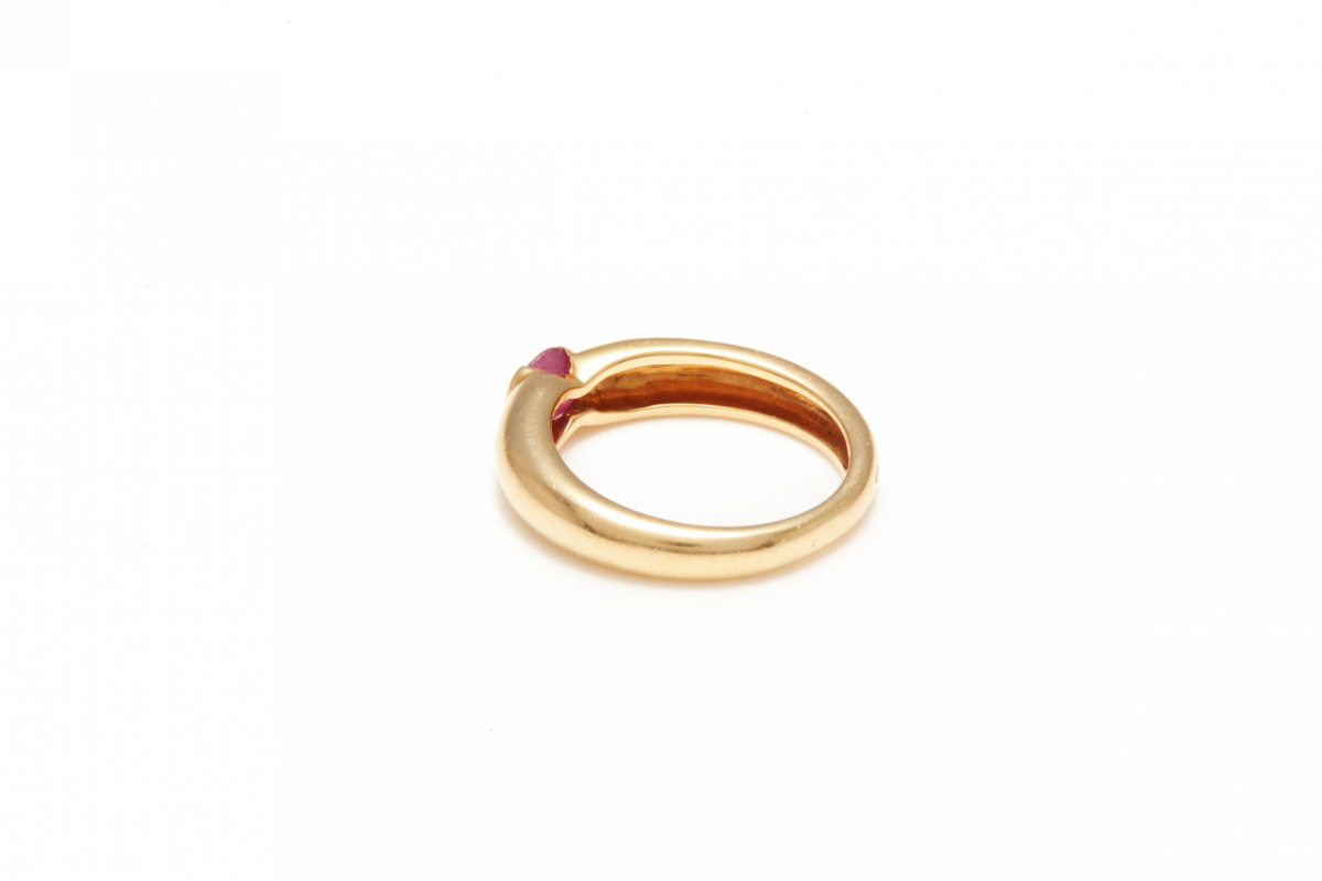 CARTIER - A GOLD AND RUBY BAND RING - Image 2 of 2