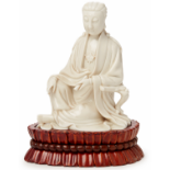 A 'BLANC DE CHINE' FIGURE OF SEATED GUANYIN