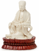 A 'BLANC DE CHINE' FIGURE OF SEATED GUANYIN