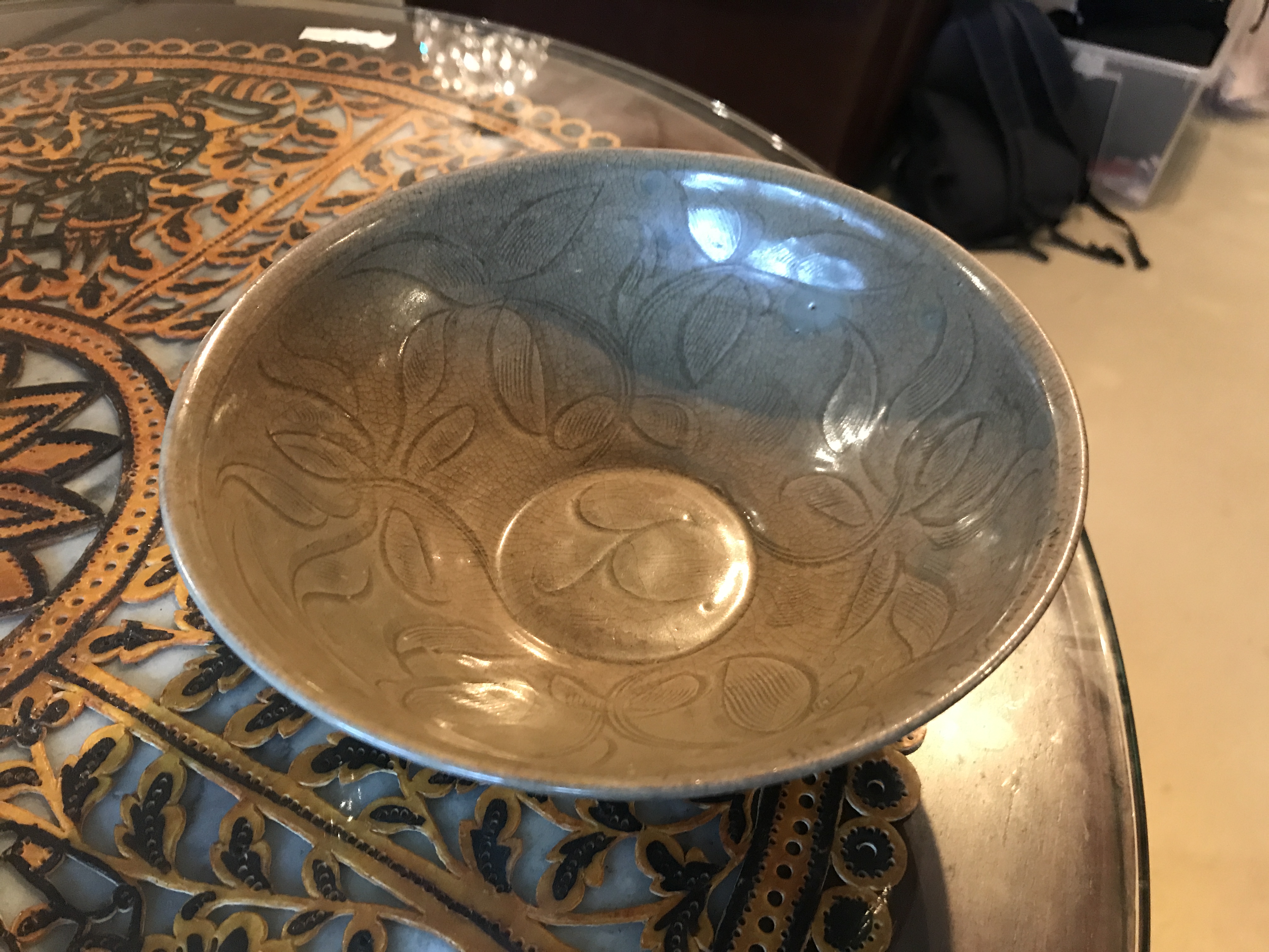 AN INCISED CELADON BOWL - Image 4 of 10