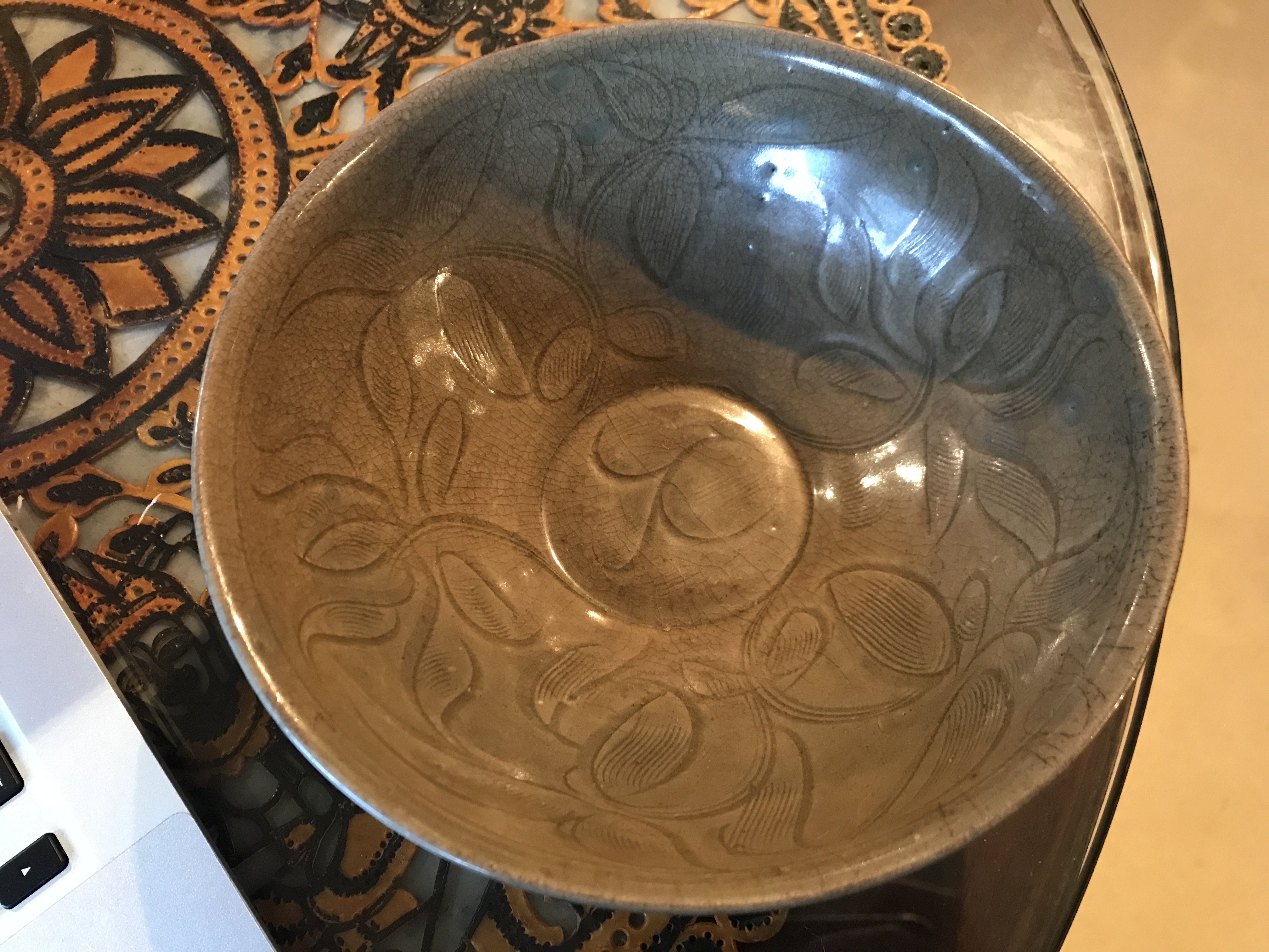 AN INCISED CELADON BOWL - Image 7 of 10