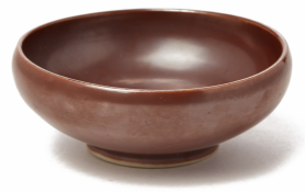 A MAROON PORCELAIN BOWL WITH ROUNDED EDGES