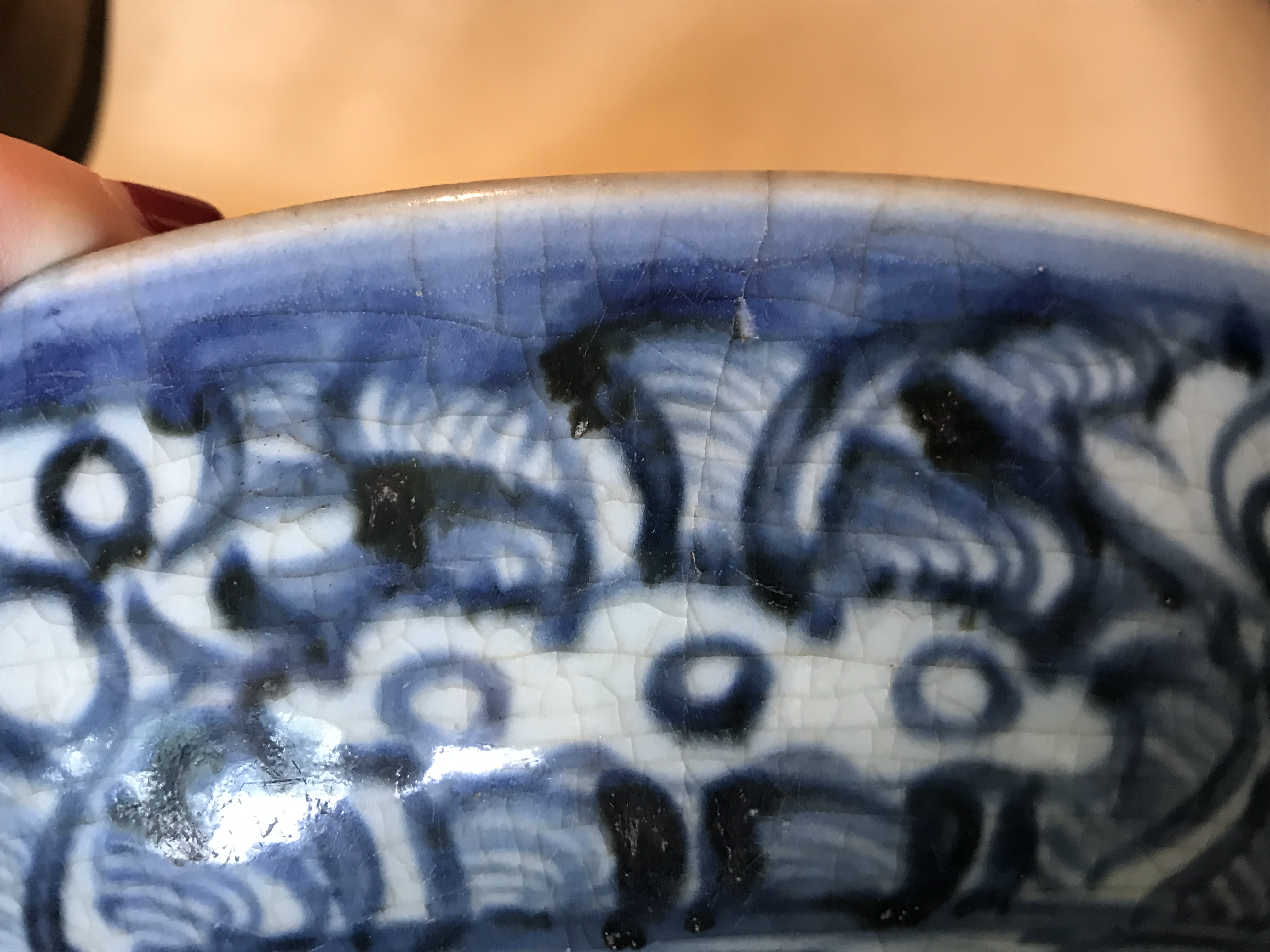 A BLUE AND WHITE PORCELAIN CHARGER - Image 7 of 8