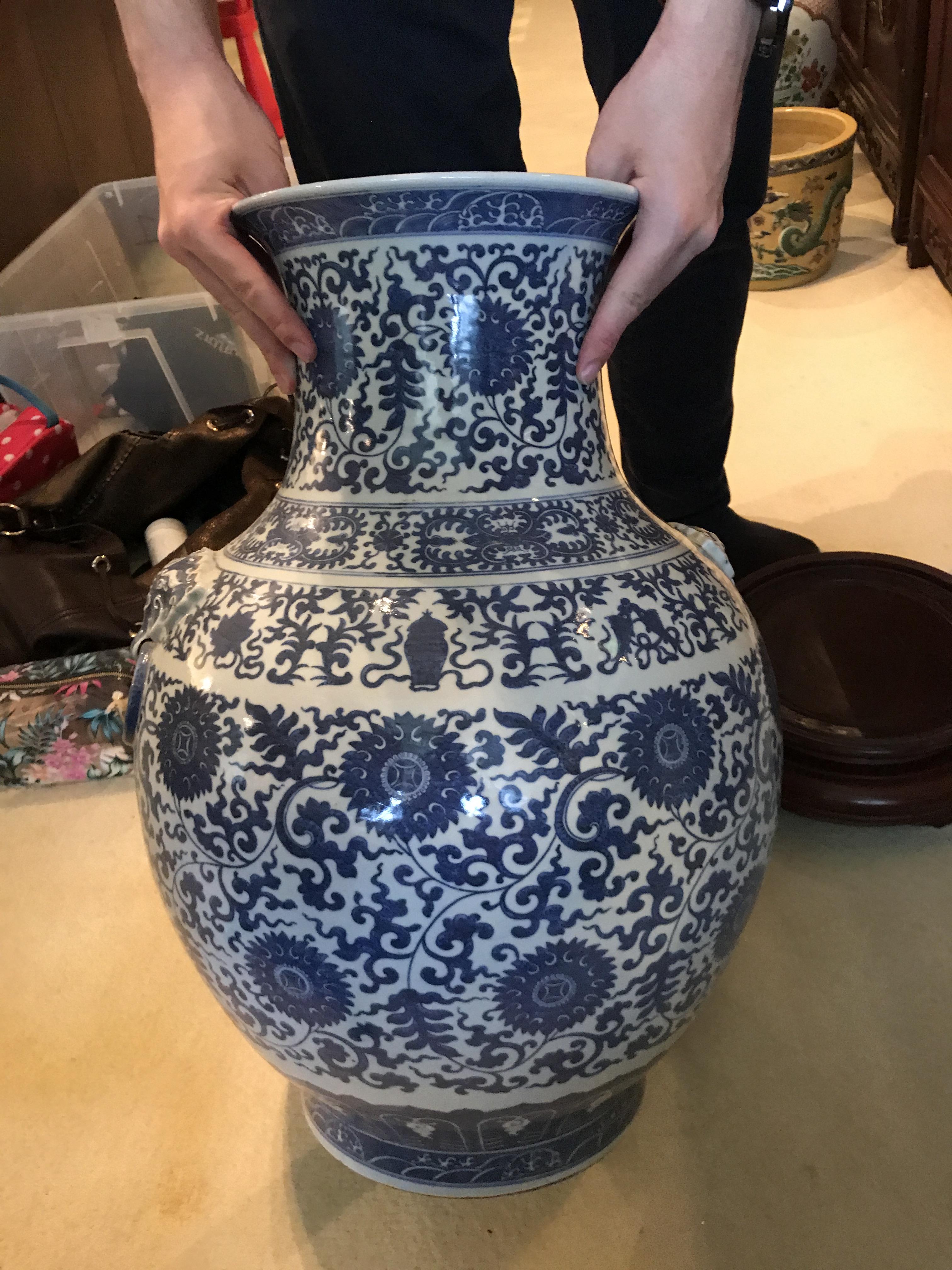 A LARGE BLUE AND WHITE HU FORM LOTUS VASE - Image 6 of 12