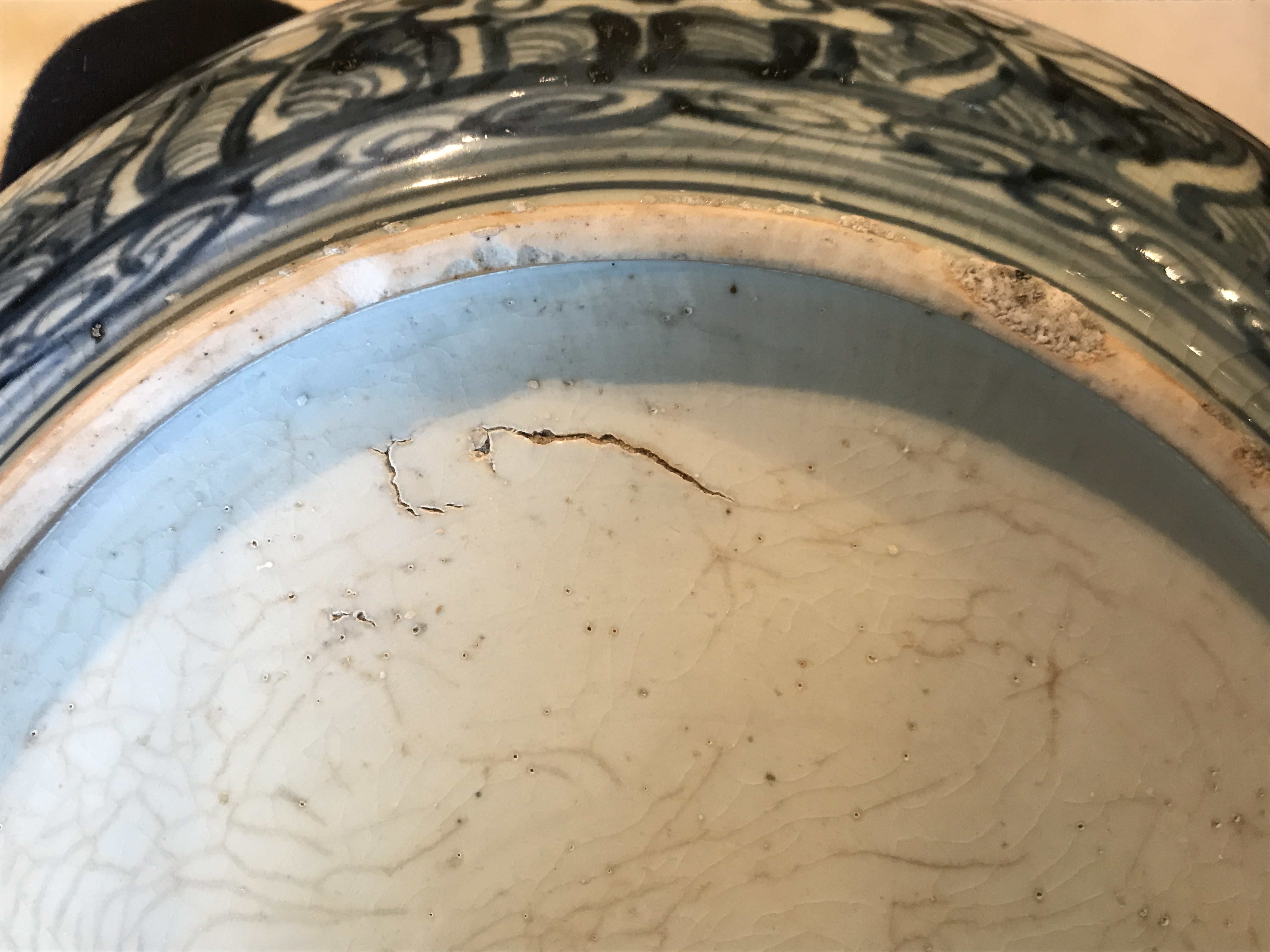 A BLUE AND WHITE PORCELAIN CHARGER - Image 6 of 8