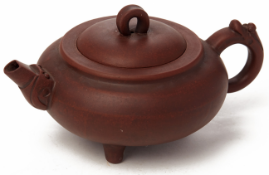 A COMPRESSED CIRCULAR YIXING POTTERY TEAPOT