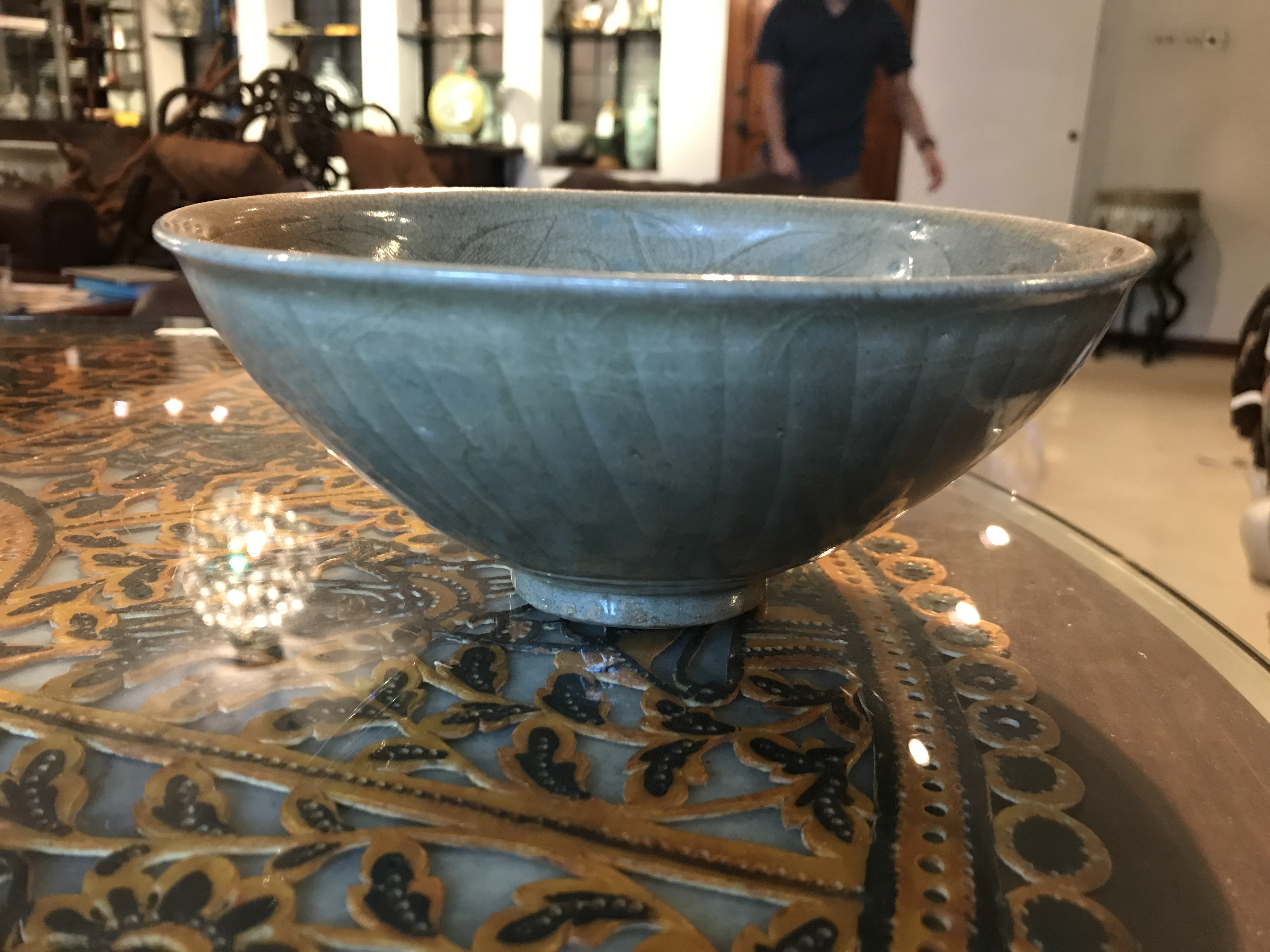 AN INCISED CELADON BOWL - Image 5 of 10