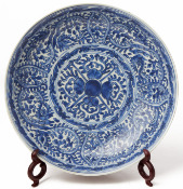 A BLUE AND WHITE PORCELAIN BATAVIAN STYLE CHARGER