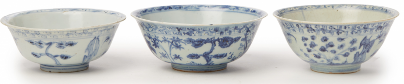 THREE BLUE AND WHITE PORCELAIN BOWLS (4)