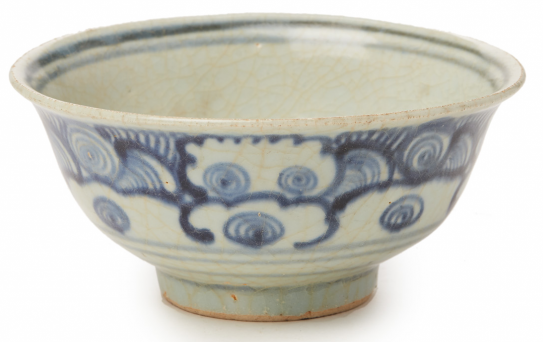 A BLUE AND WHITE PORCELAIN BOWL (2)