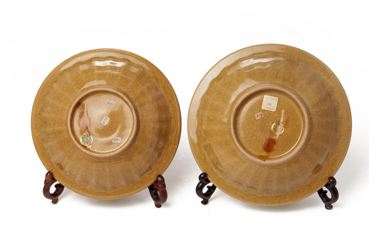 A NEAR PAIR OF 'GOLDEN' LONGQUAN CELADON TWIN FISH DISHES - Image 3 of 3
