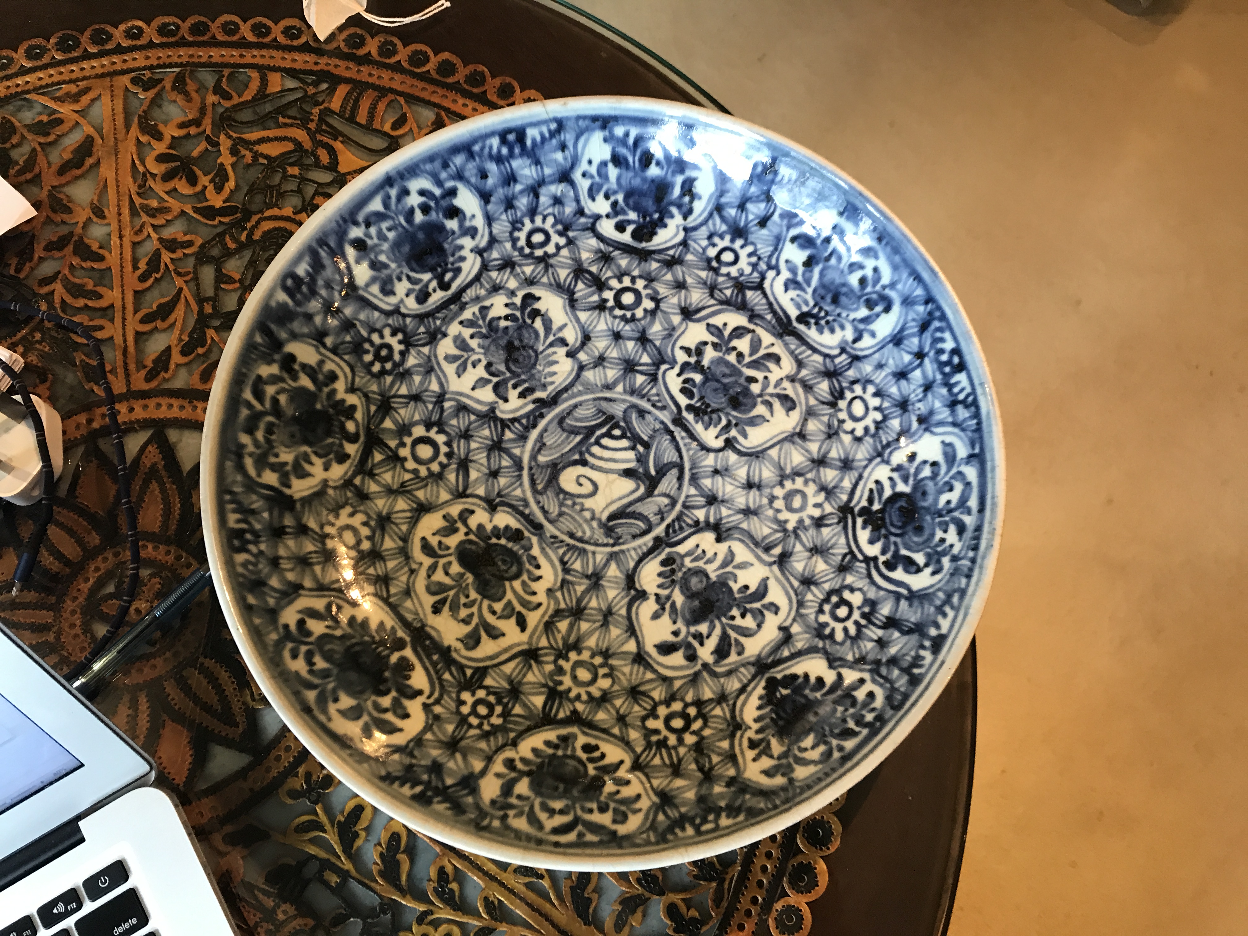 A BLUE AND WHITE PORCELAIN CHARGER - Image 3 of 8