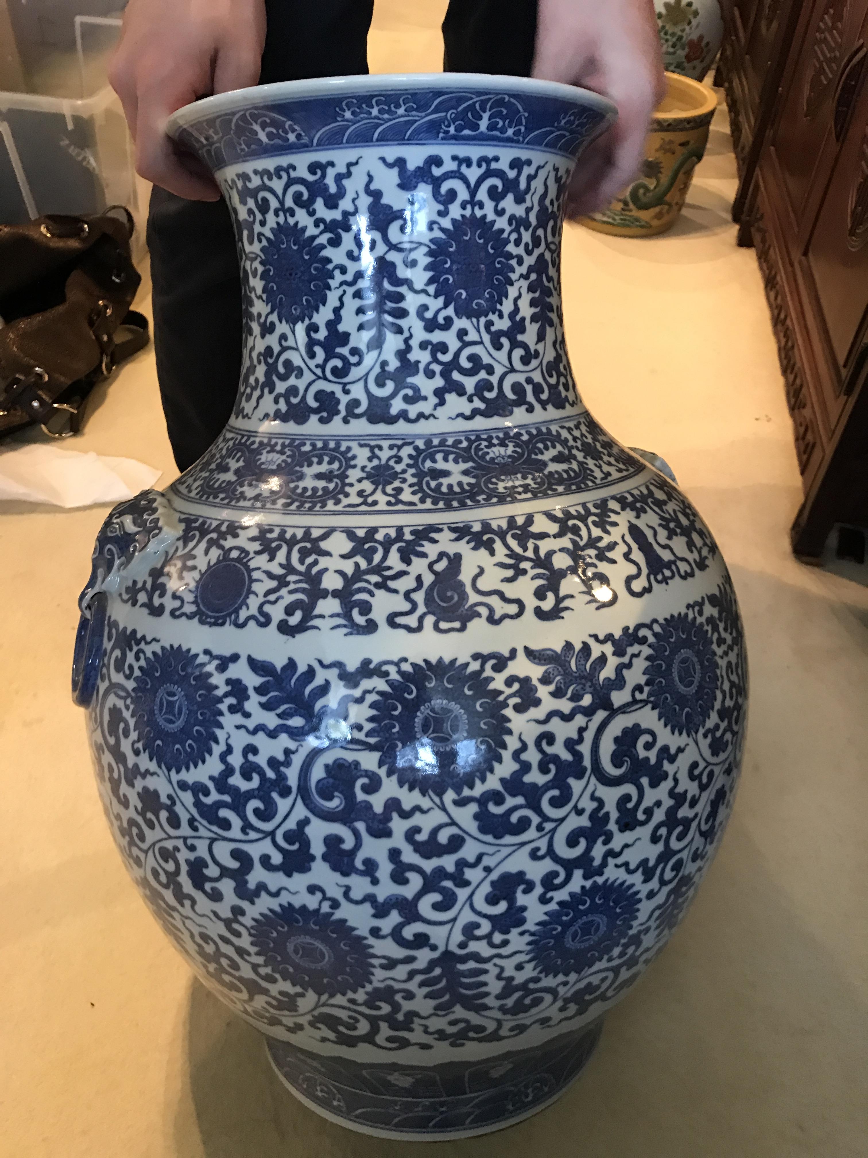 A LARGE BLUE AND WHITE HU FORM LOTUS VASE - Image 4 of 12