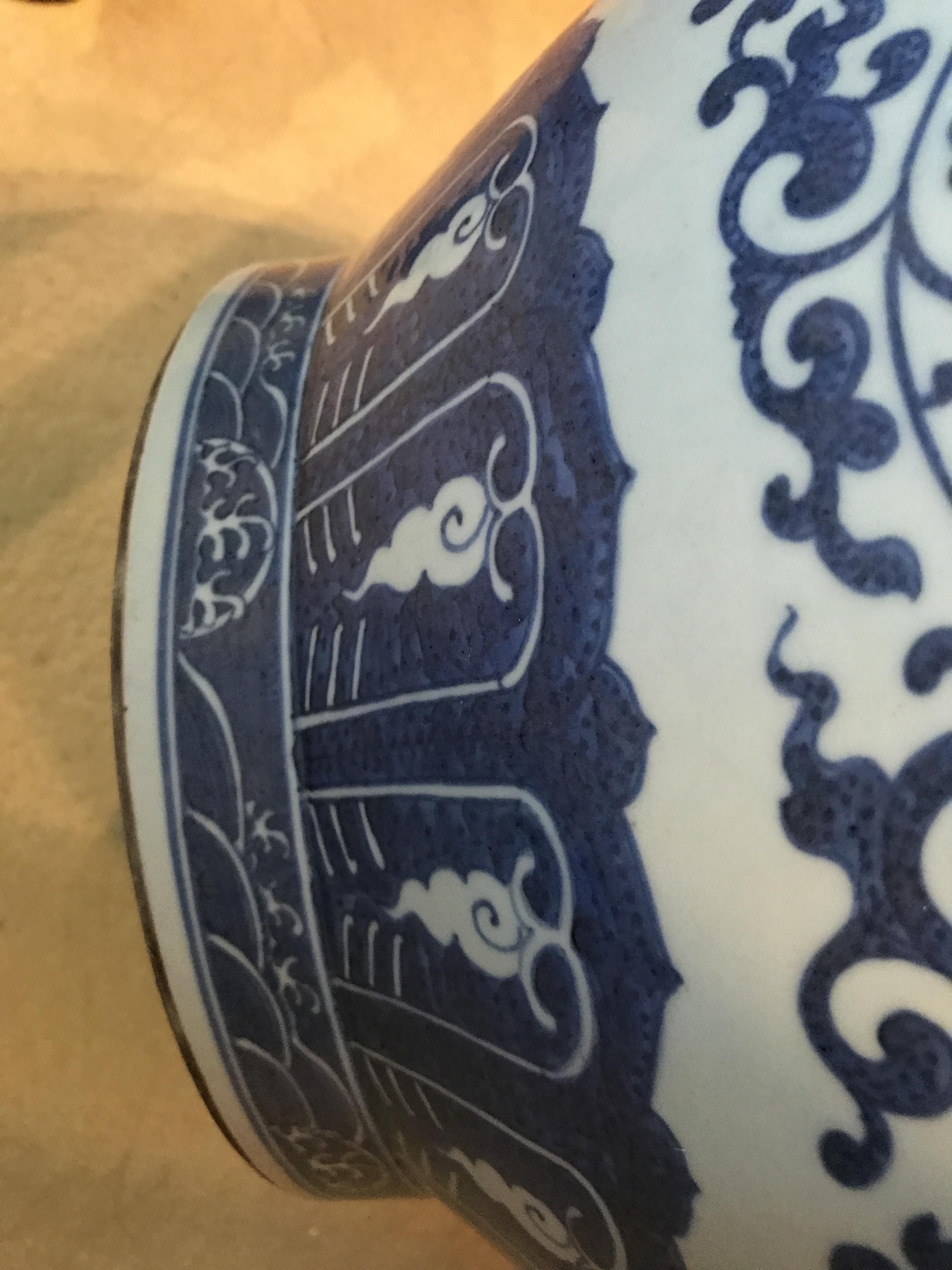 A LARGE BLUE AND WHITE HU FORM LOTUS VASE - Image 11 of 12