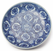 A BLUE AND WHITE PORCELAIN CHARGER (1)