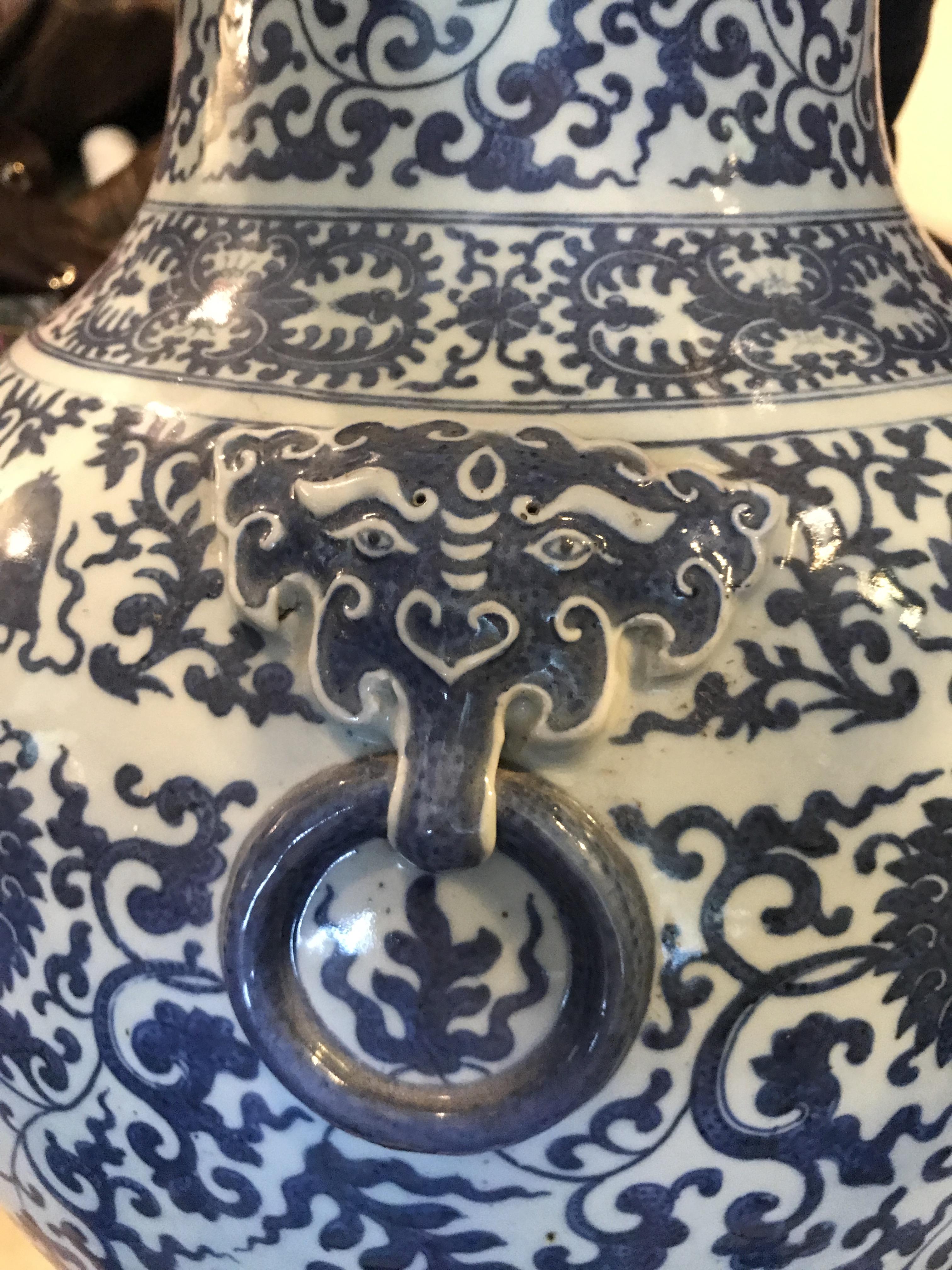 A LARGE BLUE AND WHITE HU FORM LOTUS VASE - Image 5 of 12