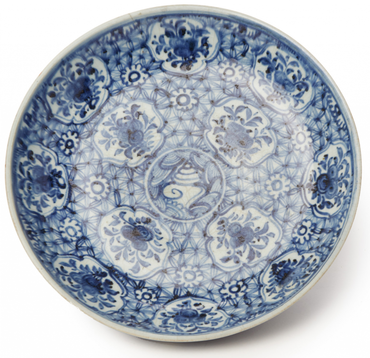 A BLUE AND WHITE PORCELAIN CHARGER