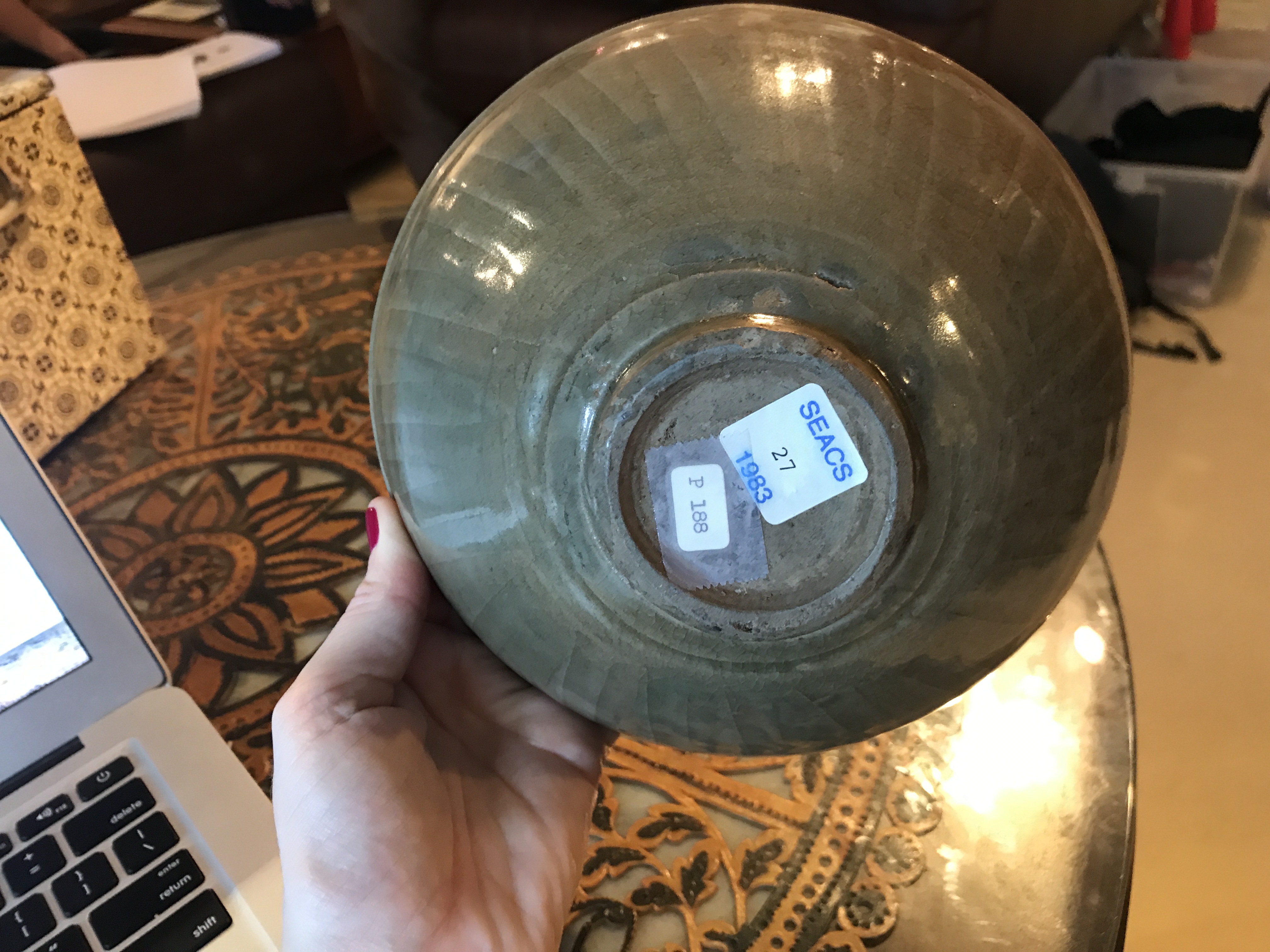 AN INCISED CELADON BOWL - Image 6 of 10