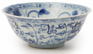 A BLUE AND WHITE PORCELAIN BOWL (8)
