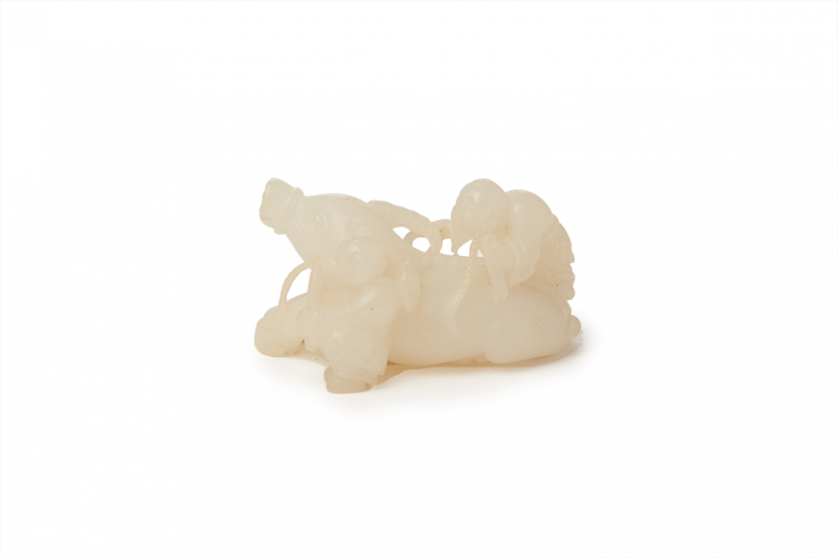 A CARVED WHITE JADE OX AND FIGURE GROUP - Image 2 of 8
