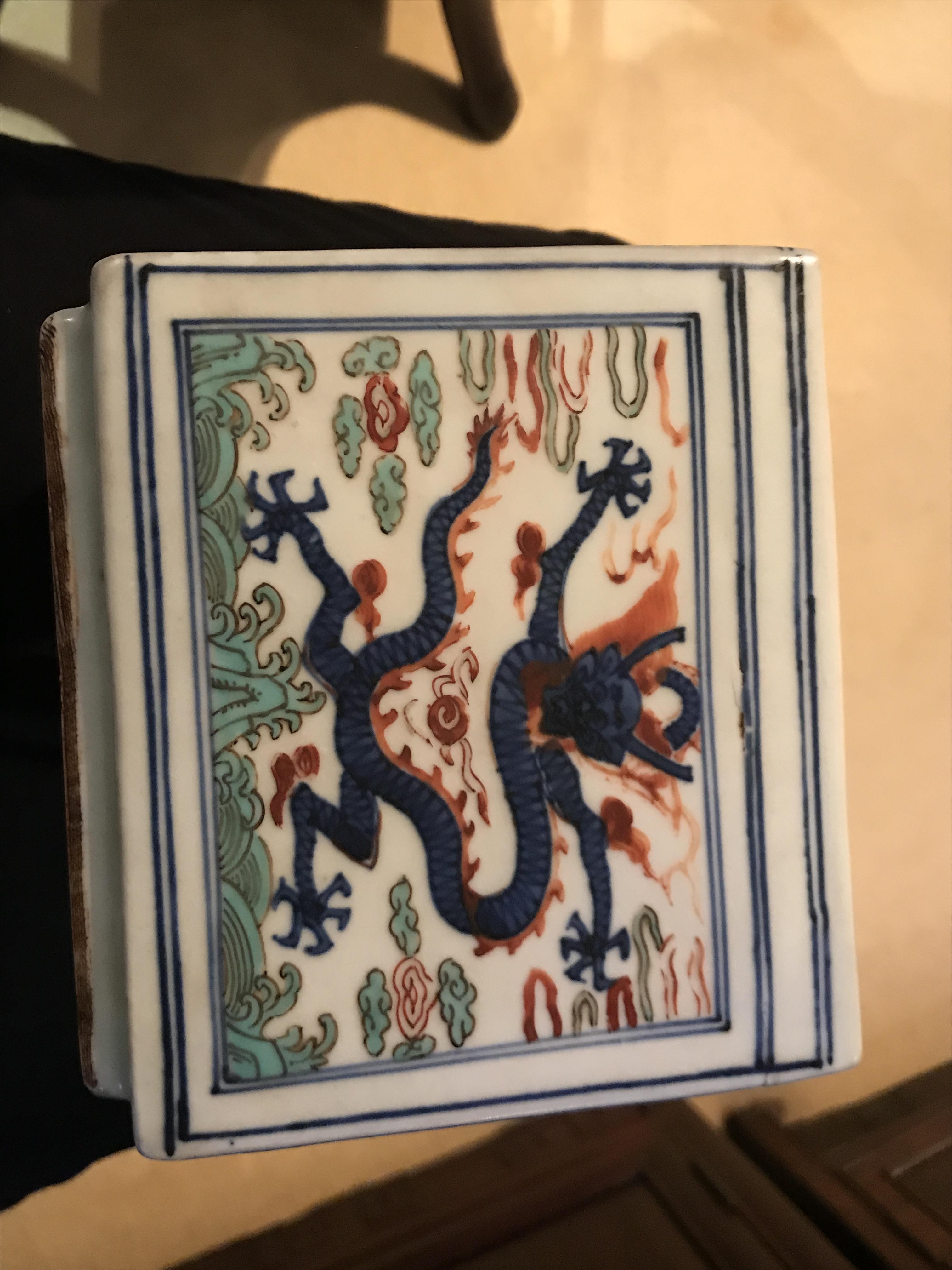 A SQUARE WUCAI PORCELAIN DRAGON BOX - Image 7 of 11