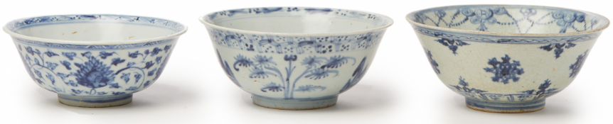 THREE BLUE AND WHITE PORCELAIN BOWLS (3)