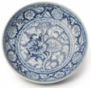 A BLUE AND WHITE PORCELAIN CHARGER (2)