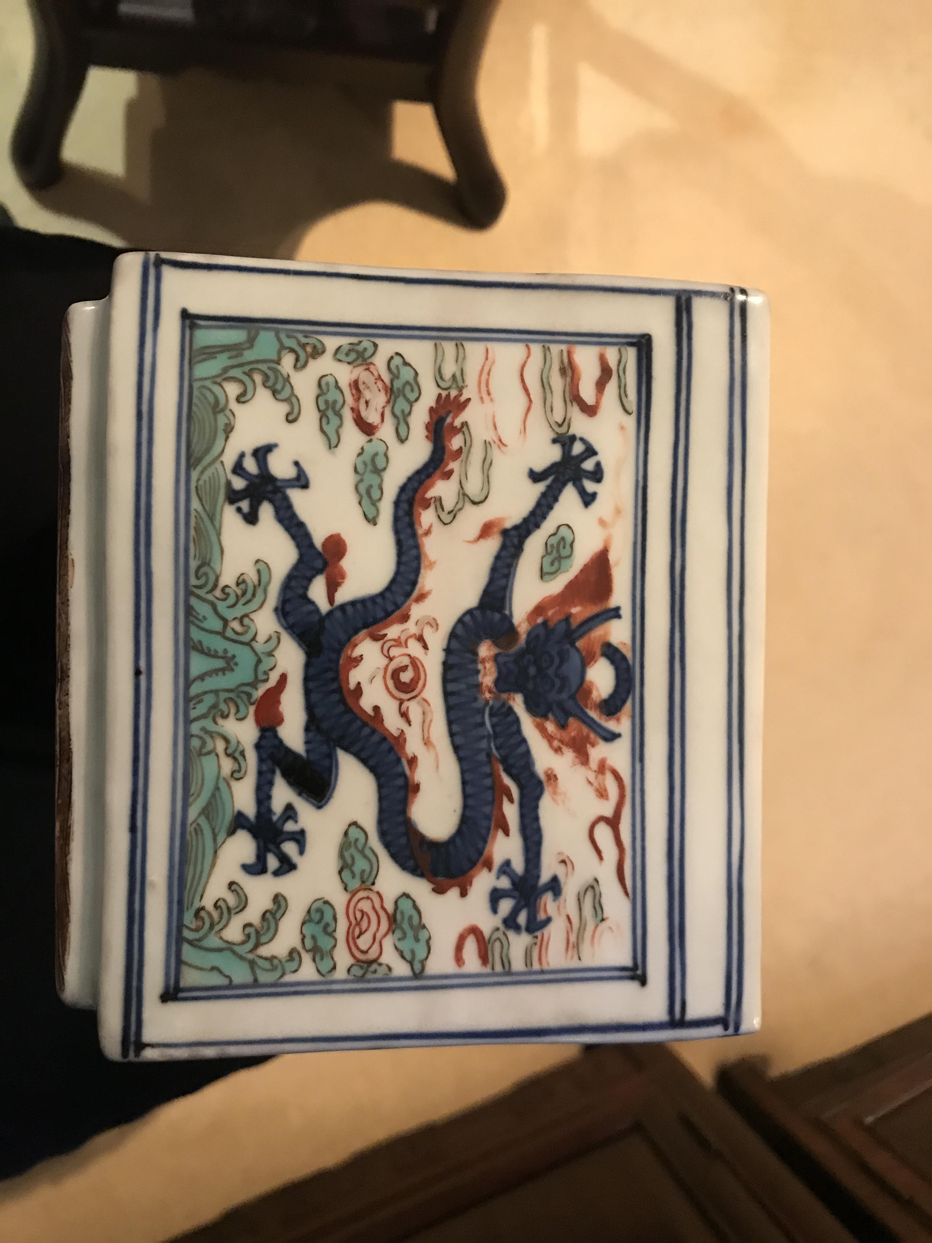 A SQUARE WUCAI PORCELAIN DRAGON BOX - Image 4 of 11