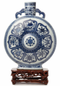 A LARGE BLUE AND WHITE PORCELAIN 'BAJIXIANG' MOON FLASK