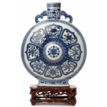 A LARGE BLUE AND WHITE PORCELAIN 'BAJIXIANG' MOON FLASK