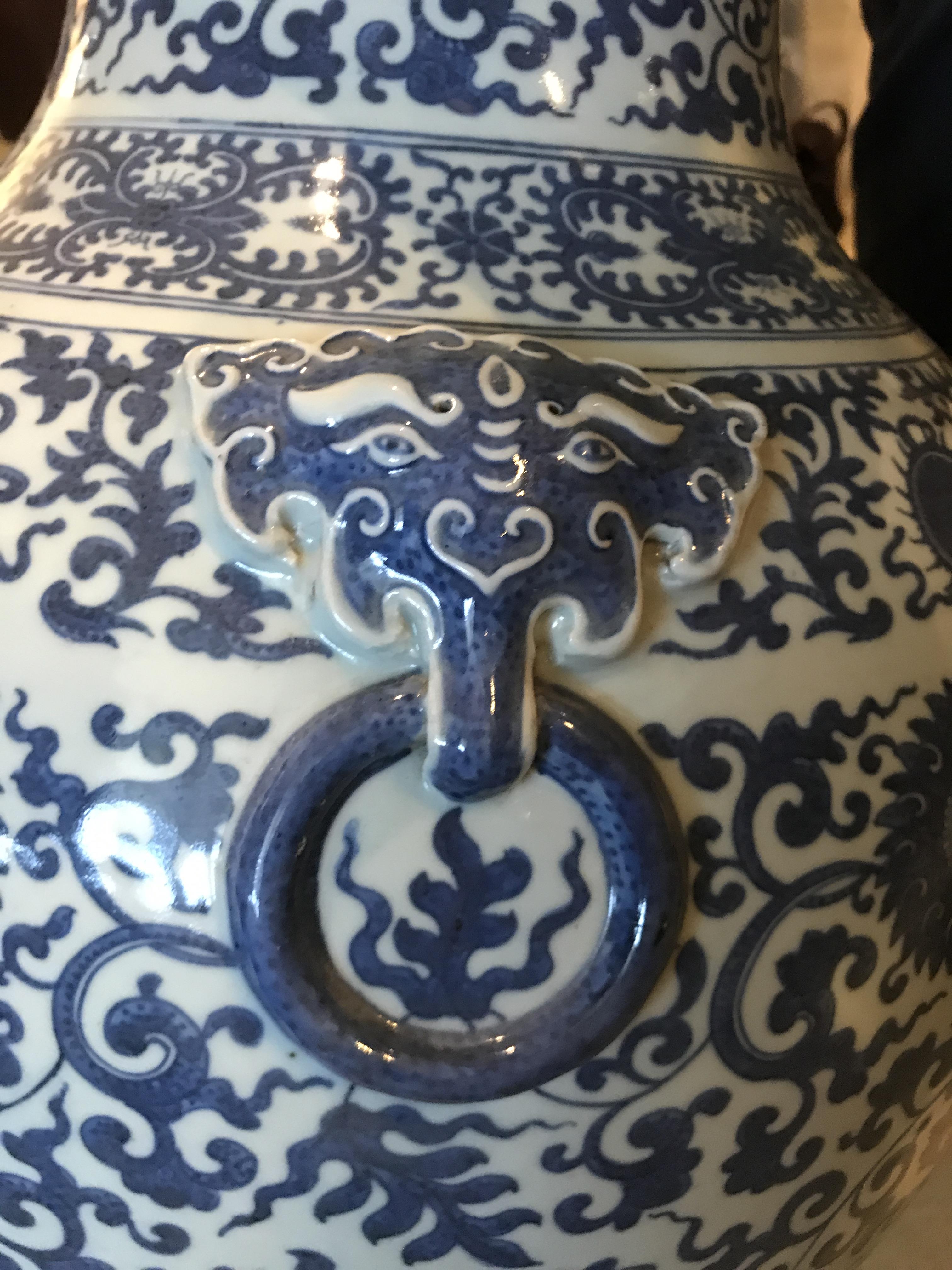 A LARGE BLUE AND WHITE HU FORM LOTUS VASE - Image 7 of 12