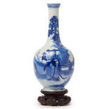 A BLUE AND WHITE PORCELAIN BOTTLE VASE