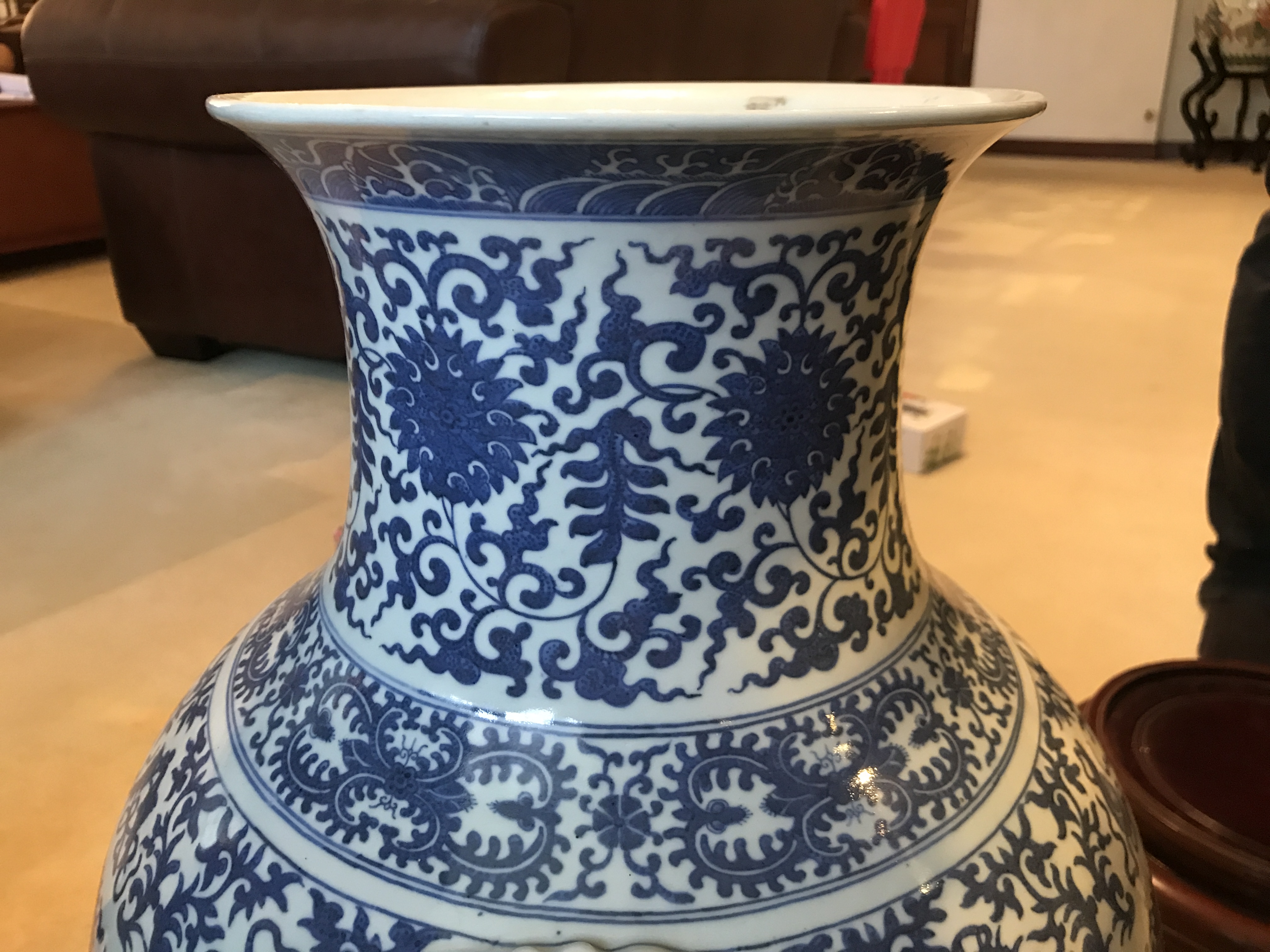 A LARGE BLUE AND WHITE HU FORM LOTUS VASE - Image 9 of 12